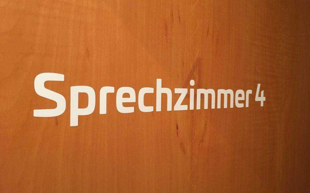 Beschriftung Praxiszimmer